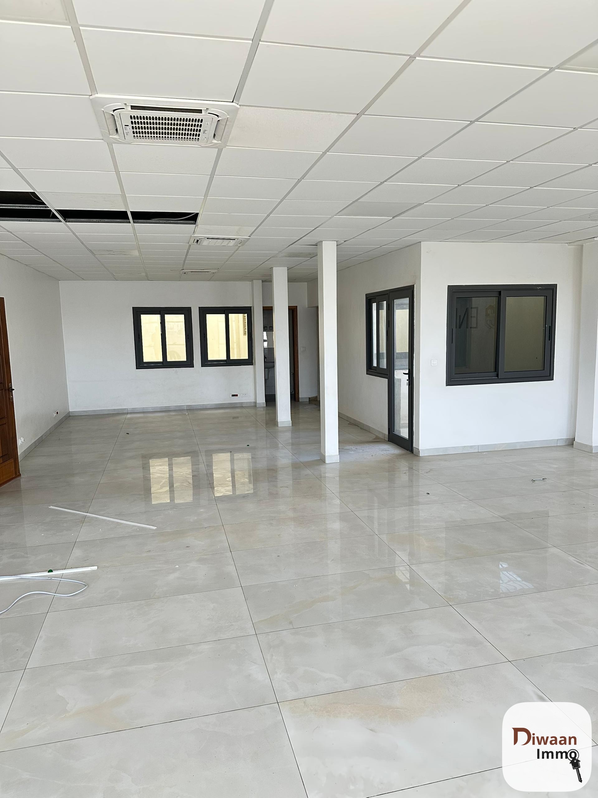 Plateau de bureau à louer sur la VDN première position