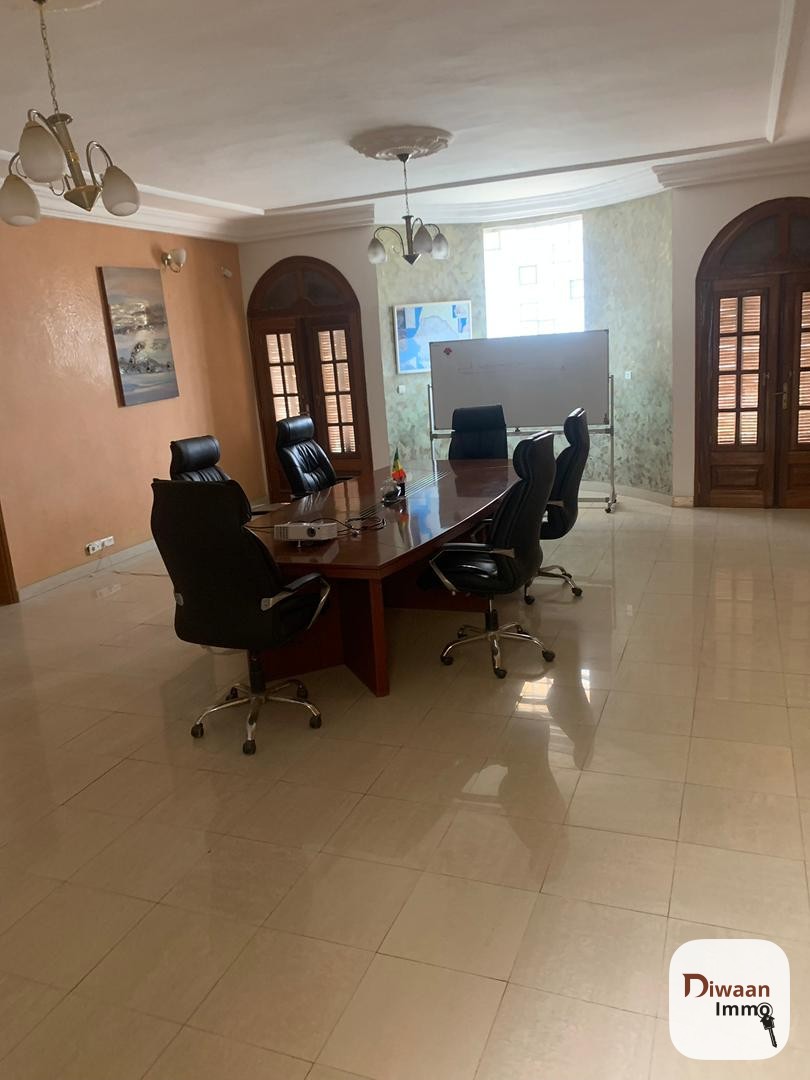 Villa R+1 à louer sur la route principale des almadies. - Image 3