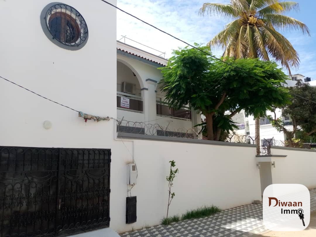 Villa R+1 a vendre à Ngor - Image 2